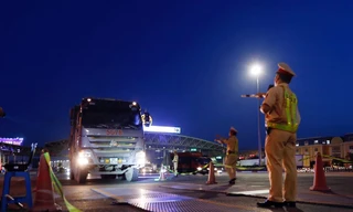 Tài xế gọi điện 'cầu cứu' khi bị CSGT phát hiện chở quá tải