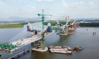 Công nhân làm xuyên Tết, gấp rút xây cầu nghìn tỷ nối Hải Phòng với Quảng Ninh