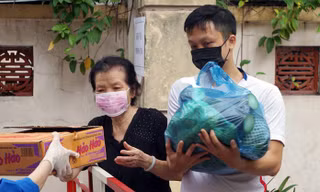 Người dân tiếp nhận lương thực thực phẩm.