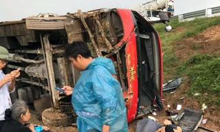 Xe khách lật nghiêng trên cao tốc Pháp Vân - Cầu Giẽ