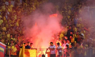 Hình ảnh CĐV đốt pháo sáng trên sân Hàng Đẫy tối 11/9.