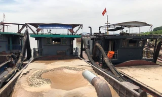 Tàu khai thác trái phép bị CSGT phát hiện.