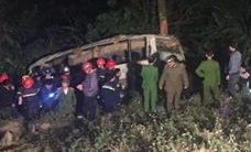 Xe khách lao xuống vực sâu trăm mét, 14 người nhập viện