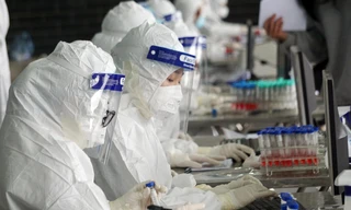 Lực lượng y tế Hải Dương lấy mẫu xét nghiệm cho người dân có nhu cầu.