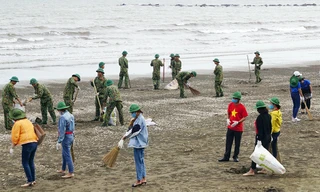 Chung tay làm sạch bãi biển Đồ Sơn, trao tặng khu vui chơi thiếu nhi