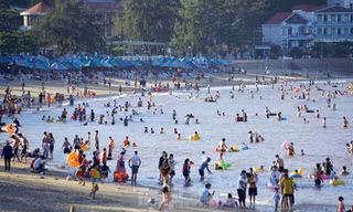 Nắng nóng kéo dài, biển Đồ Sơn chật kín người xuống tắm