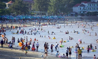 Bãi biển Đồ Sơn kín người tắm biển giải nhiệt trước khi bị dừng hoạt động.