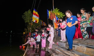 Người dân và các bạn trẻ Hải Phòng thả hoa đăng mùa Vu Lan 2024.