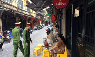 Công an quận Hoàn Kiếm tuần tra, nhắc nhở người dân thực hiện công tác phòng chống dịch COVID-19.