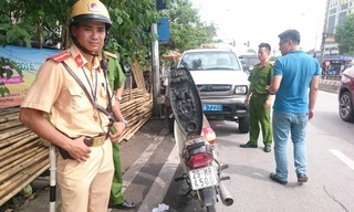 Giật thẻ tuần tra, đập vỡ điện thoại của CSGT