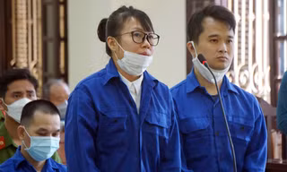 Bị cáo Trần Thị Kim Chi (đeo kính) - cựu Giám đốc OceanBank Hải Phòng tại tòa.