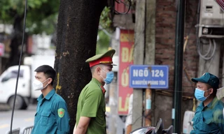 Hà Nội lập chốt phong tỏa khu phố có ca mắc mới COVID-19