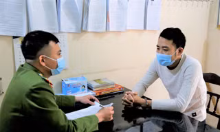Nguyễn Văn Tùng tại cơ quan công an.