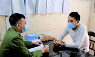 Nguyễn Văn Tùng tại cơ quan công an.