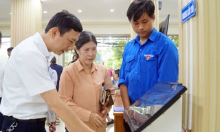 Thanh niên Hải Phòng hỗ trợ người cao tuổi làm thủ tục hành chính