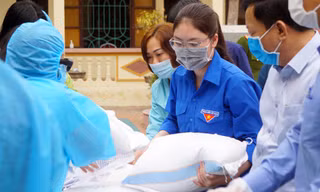 Thanh niên huyện Thủy Nguyên hỗ trợ người dân trong khu vực cách ly tại xã Hoàng Động.