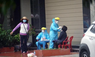 Lực lượng y tế lấy mẫu xét nghiệm người dân tại các khu dân cư. Ảnh: Tư liệu