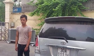 Tấn và chiếc xe trộm ở Tuyên Quang tại cơ quan cảnh sát