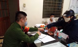 Cảnh sát làm việc với 4 trường hợp không đeo khẩu trang khi ra nơi công cộng sáng 30/3.