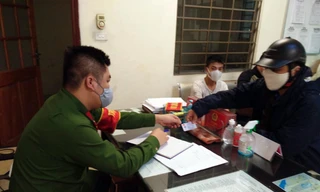 Cảnh sát làm việc với 4 trường hợp không đeo khẩu trang khi ra nơi công cộng sáng 30/3.