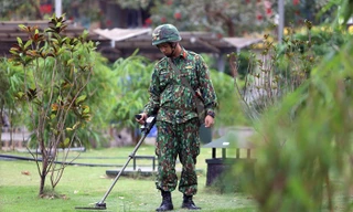 Công binh rà mìn ở khuôn viên khách sạn JW Marriott