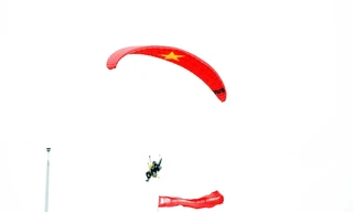 Ấn tượng màn biểu diễn dù lượn chúc mừng tân vô địch Golf Quốc gia 2023 