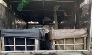 Thùng xe tải nơi tài xế Định giấu 2 phụ nữ trốn sự kiểm soát, khai báo y tế. Ảnh: DT/Baohaiduong