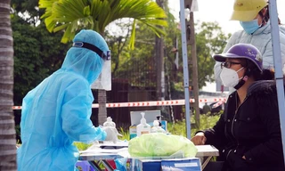 Lực lượng y tế truy vết người liên quan nữ điều dưỡng mắc COVID-19 ở Hải Phòng.