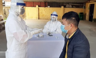 Lực lượng y tế tỉnh Hải Dương lấy mẫu xét nghiệm người dân trên địa bàn.
