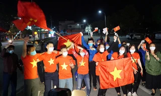 Nhiều người hò reo ăn mừng khi TP Chí Linh gỡ lệnh phong tỏa.