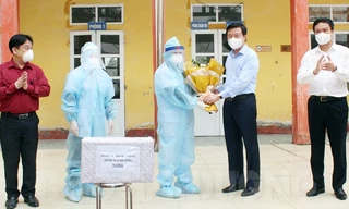 Ông Phạm Xuân Thăng tặng hoa, chúc mừng ngày thầy thuốc tại huyện Bình Giang.