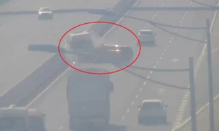 Tài xế ô tô bán tải và ô tô khách dừng xe ở làn đường 120km/h rồi tranh cãi