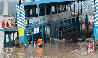 Phà chở khách ra Cát Bà gặp sự cố, nước ngập khoang 