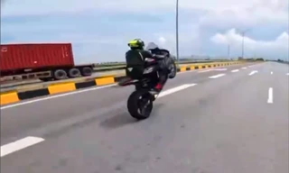 Bắt 2 'phượt thủ' lái xe gần 300km/h, bốc đầu trên đường ra đảo Cát Bà 