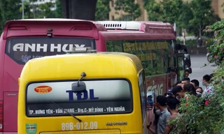 Cảnh sát bất lực xử lý ô tô đón trả khách giữa đường Hà Nội