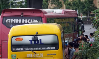 Cảnh sát bất lực xử lý ô tô đón trả khách giữa đường Hà Nội