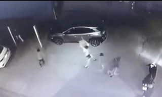 Hình ảnh nhóm côn đồ tấn công ông Thiệp trước cổng Bệnh viện Đa khoa huyện An Lão, TP Hải Phòng.