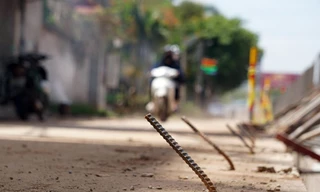 Cận cảnh bẫy 'chông sắt' dọc đường ngoài đê An Dương Vương, đoạn qua chân cầu Nhật Tân.