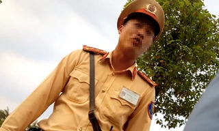 Nam CSGT bị tố dọa dẫm, gây khó khăn cho người tham gia giao thông.