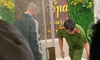 Cảnh sát khám nghiệm hiện trường xảy ra vụ án.