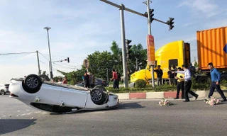 Xe hoa chở cô dâu, chú rể đâm dải phân cách, lật ngửa ở Hải Phòng