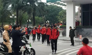 Cảnh sát dẫn đường cho tuyển Việt Nam tới 'chảo lửa' Mỹ Đình 