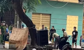 Cảnh sát khám nghiệm hiện trường vụ án.