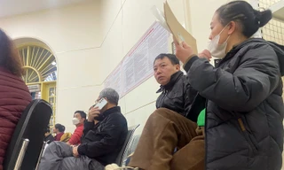 Chật vật xếp hàng từ sáng tới tối xin đổi giấy phép lái xe 