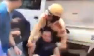 Cảnh sát khống chế tài xế bỏ chạy, gây tai nạn.