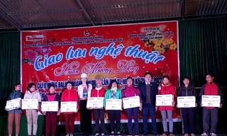 Huỳnh Thúy Vi chia sẻ, đây là lần thứ 3 trở lại Hòa Bình để tiếp tục dự án nhân ái vì bản sắc người Mường. Hai lần trước, Vi cùng Báo Tiền Phong và huyện đoàn Kim Bôi xây dựng tặng bà con dân bản xã Hạ Bì (Kim Bôi, Hòa Bình) một sân khấu trong nhà văn hóa