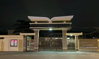 Nữ sinh lớp 8 rơi từ tầng cao xuống sân trường tử vong