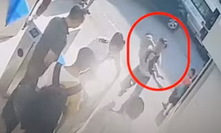 Hình ảnh ghi lại cảnh phát hiện bé trai trong ô tô. Ảnh: Cắt từ clip.