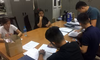 Hai đối tượng Trần Thị Quỳnh (áo trắng) và Nguyễn Thị Nga tại cơ quan công an.