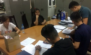 Hai đối tượng Trần Thị Quỳnh (áo trắng) và Nguyễn Thị Nga tại cơ quan công an.